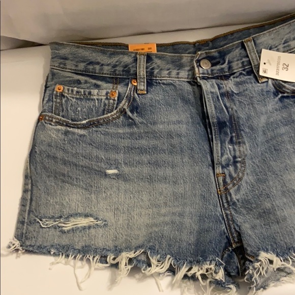 Distressed Levi jean shorts. BRAND NEW - Picture 3 of 6